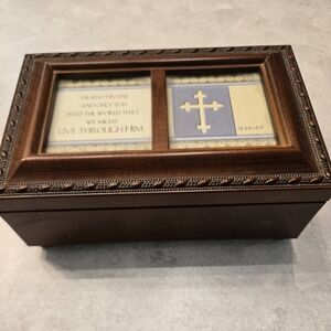 Small jewelry music box. Good condition. Plays "How Great Thou Art".